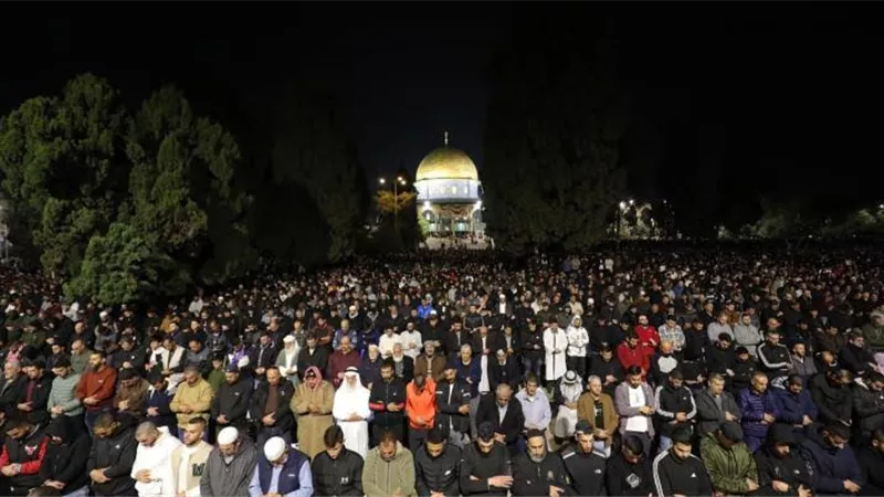  بالمسجد الأقصي.. 200 ألف فلسطيني يؤدون صلاتي العشاء والتراويح