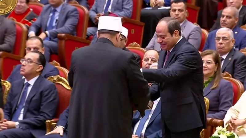 جمعة يُهدي السيسي 