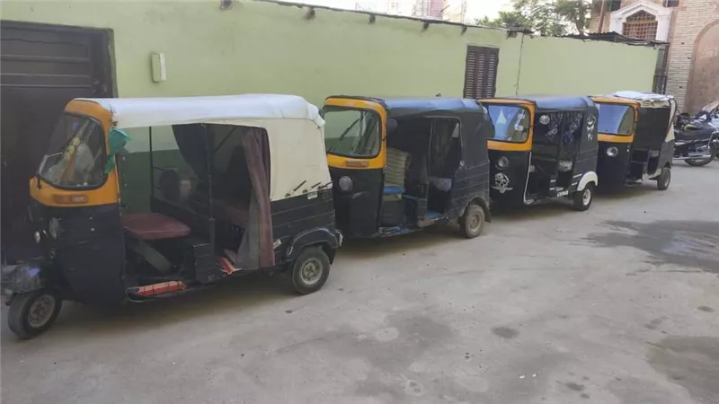 بعد تكرار التحذيرات.. حملات أمنية مكثفة لضبط المركبات المخالفة بنجع حمادي