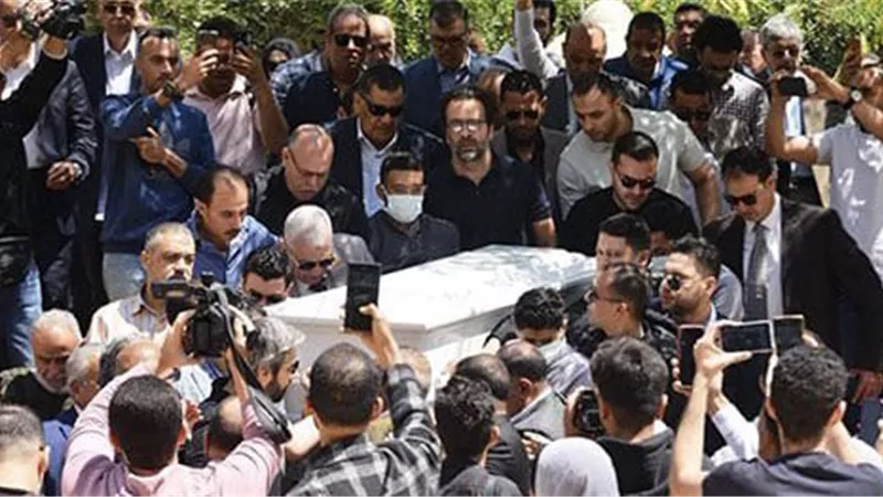 بحضور أبرز الرموز والشخصيات العامة.. انهيار أسرة أحمد فتحى سرور أثناء تشيع جثمانه لمثواه الأخير