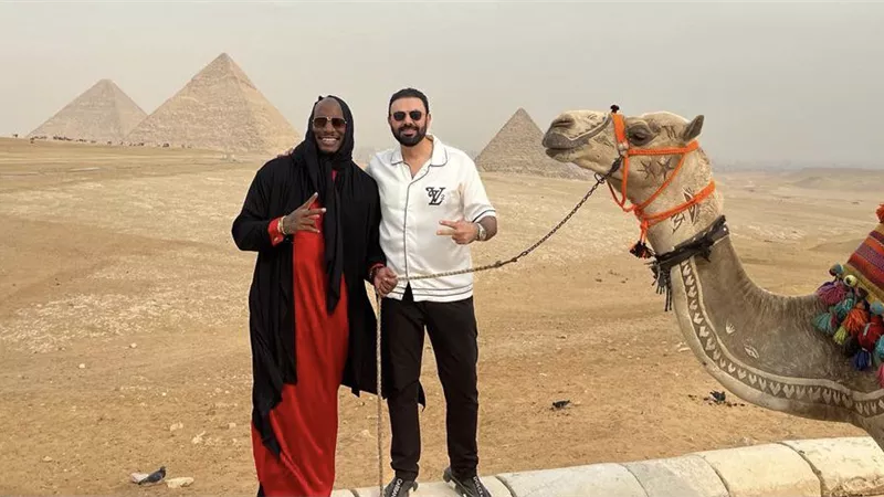 تيريس جيبسون يزور مصر بصحبة الفنان محمد كريم