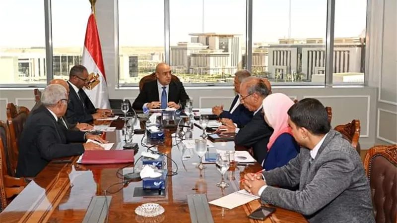 الجزار يتابع موقف خدمات مياه الشرب والصرف الصحي على مستوى الجمهورية