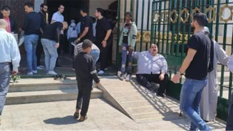 بحضور نجوم الكرة.. اللاعب مروان محسن يودع والده بعد أداء صلاة الجنازة