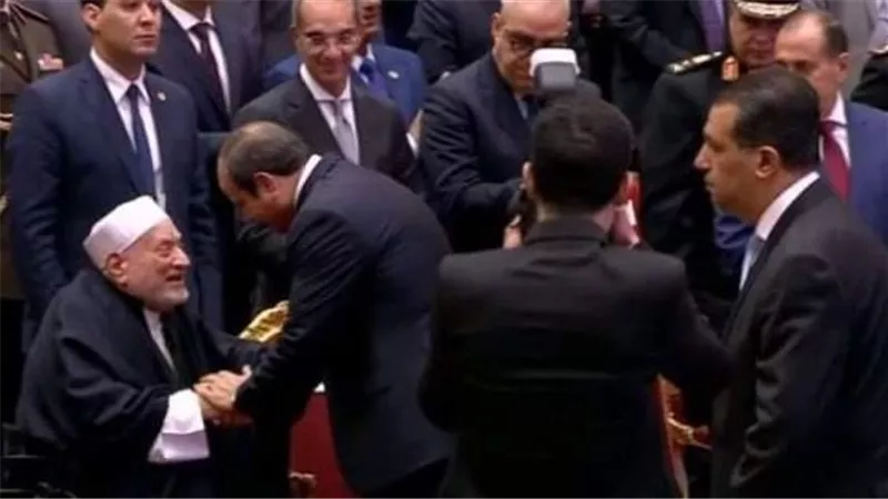 لفته انسانية طيبة.. السيسي يصافح أحمد عمر هاشم في احتفالية ليلة القدر