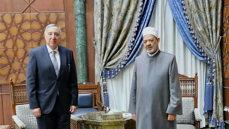 شيخ الأزهر يستقبل رئيس المحكمة الدستورية بمقر مشيخة الأزهر 