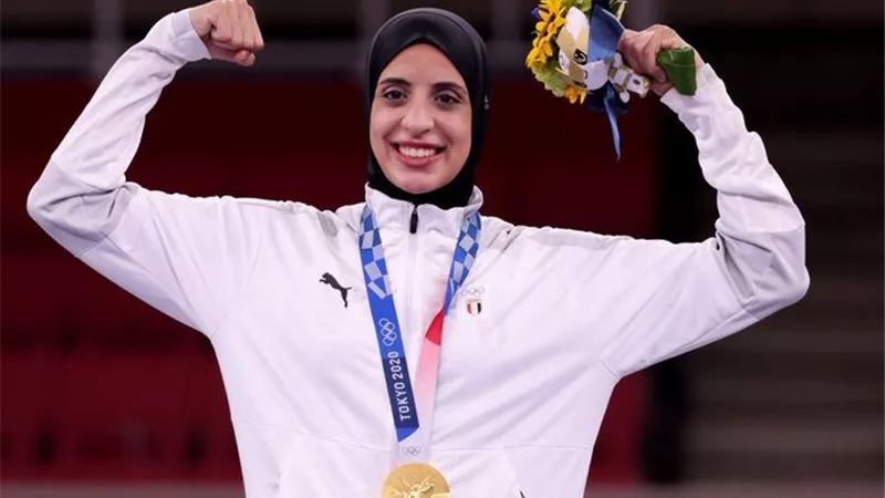 بعد غياب دام عام.. بطلة الكاراتيه الأولمبية فريال أشرف تعلن عودتها للملاعب