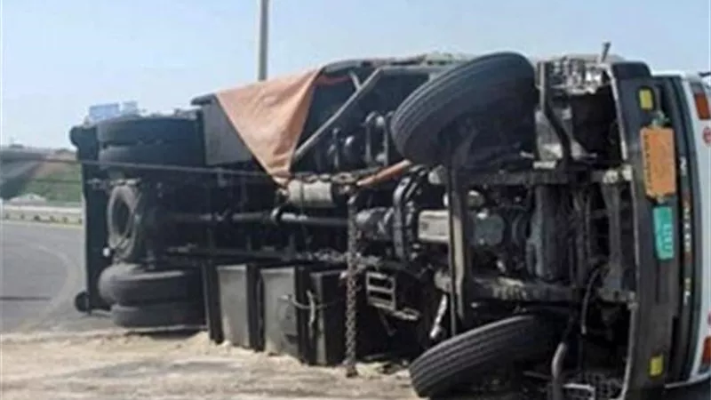 حادث انقلاب سيارة نقل ينهي حياة شاب فى قنا