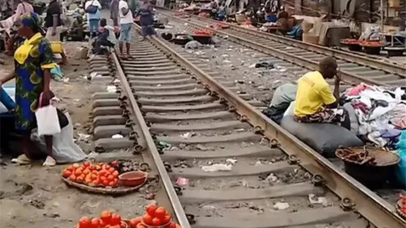 الأغرب في العالم.. سوق شعبي على شريط السكك الحديدية