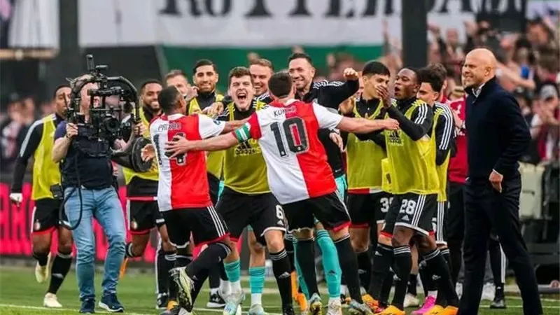 تين هاج يغادر وفينورد يتوج.. نهاية حكم أياكس في الدوري الهولندي
