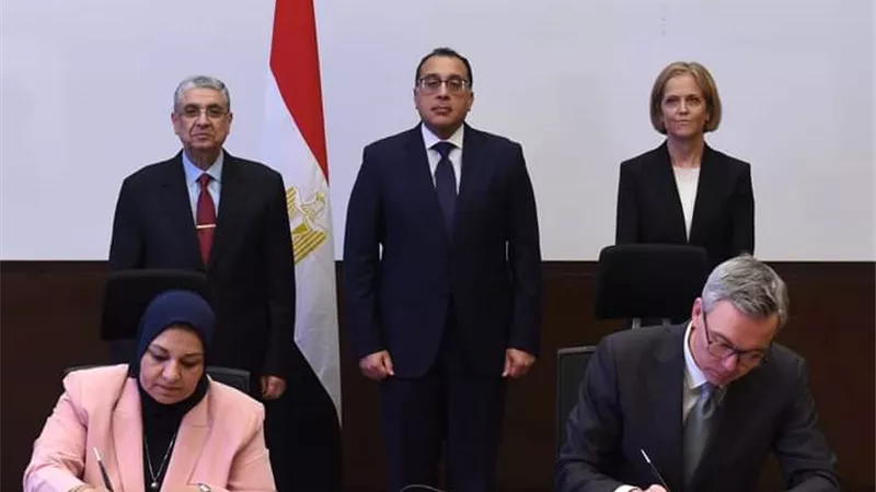 مدبولى يشهد توقيع مذكرة تفاهم لبدء دراسات تصدير الطاقة المتجددة لأوروبا