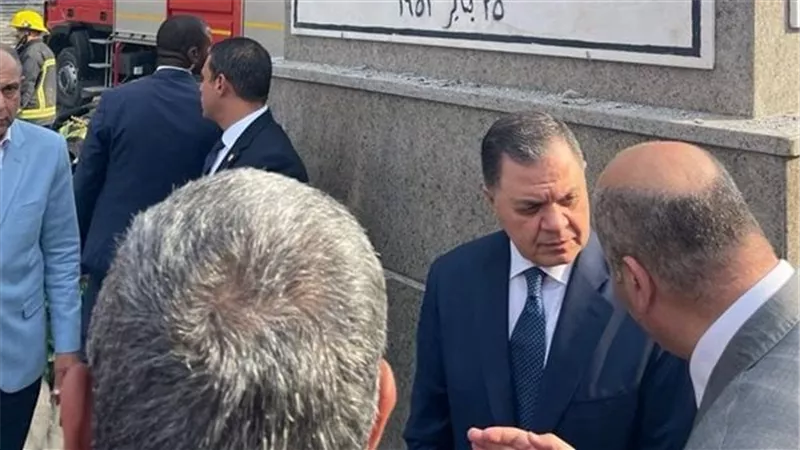 «وزير الداخلية» تشكيل لجنة من الإستشاريين للوقوف على أسباب حريق مديرية أمن الإسماعيلية