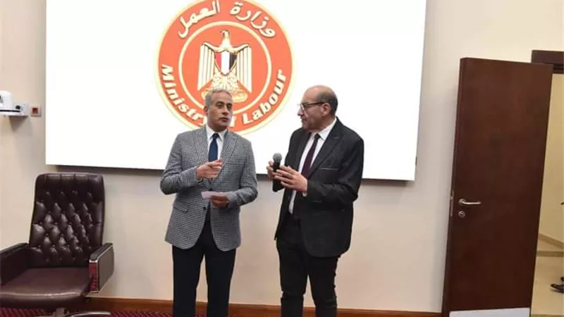 وزير العمل يشهد حلف 