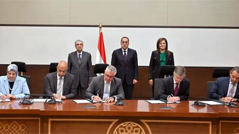 مدبولي يشهد مراسم توقيع اتفاقية لإنتاج الوقود الأخضر بالسخنة