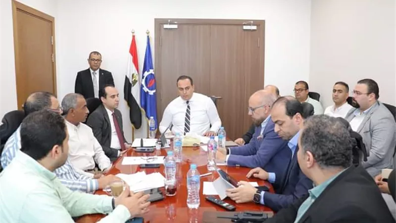 السبكي يتفقد التشغيل التجريبي لمجمع السويس الطبي ويعقد إجتماع بالسويس