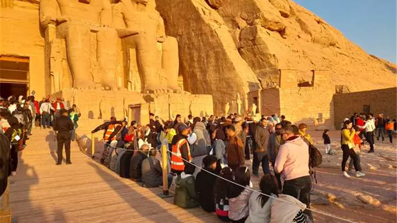 الآلاف يشاهدوا تعامد الشمس على وجه رمسيس الثاني بأبو سمبل