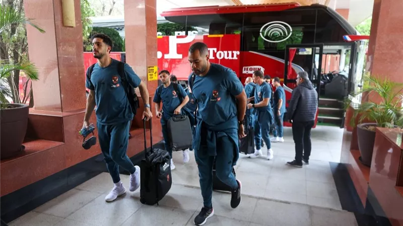 وصول بعثه الاهلي لمطار كوماسي استعدادآ لمواجهة ميدياما 