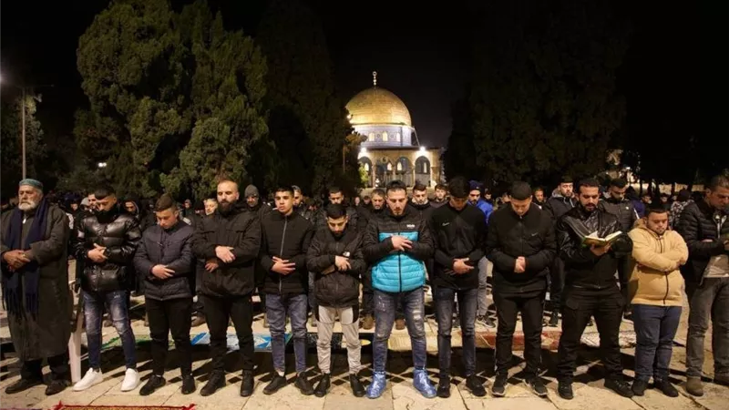 رغم قيود الإحتلال.. 20 ألفا يؤدون صلاتي العشاء والتراويح في الأقصى