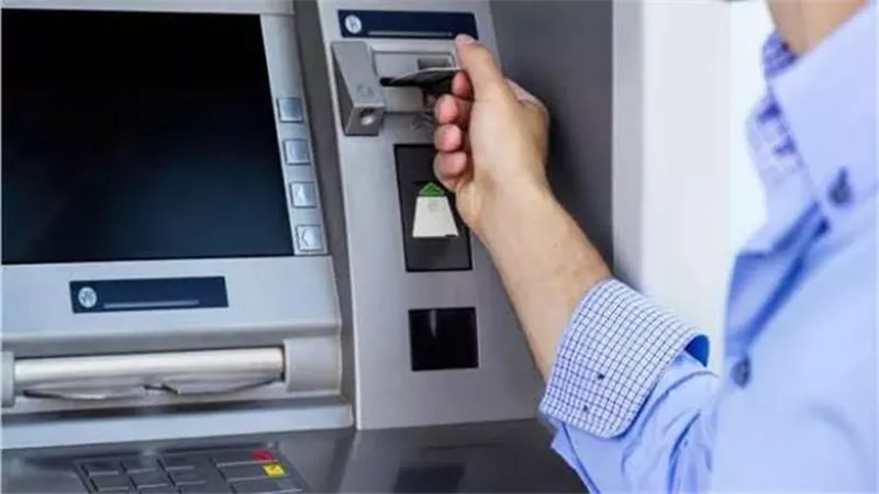 استعدادا لعيد الفطر.. البنوك تغذي ماكينات ATM بطاقتها القصوى