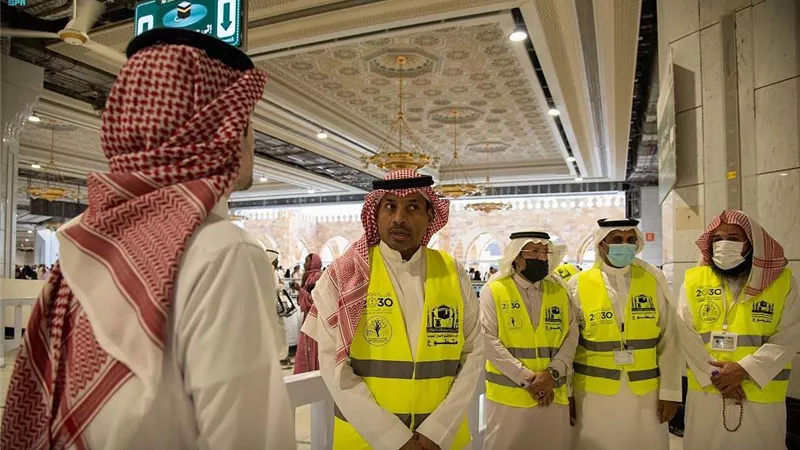معتمر يلقي بنفسه من الأدوار العلوية للحرم المكي يثير الذعر