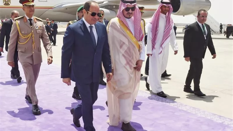 السيسي يصل جدة للمشاركة في القمة العربية
