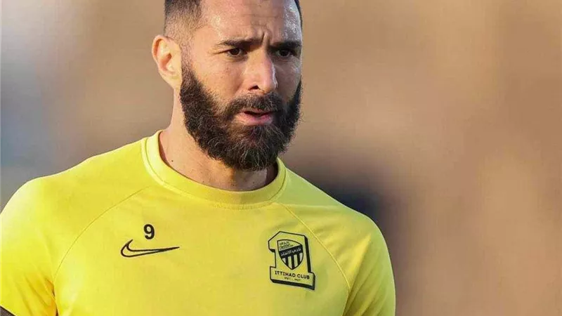 بنزيما: انا لست مهتم إلا بفريقي..وأرفض مقارنتي بمحرز