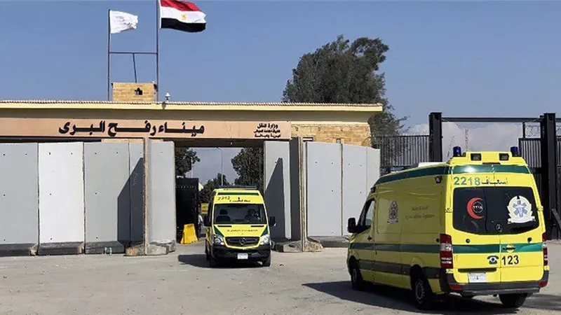 ميناء رفح البري يستقبل 35 جريحًا ومرافقًا فلسطينيًا