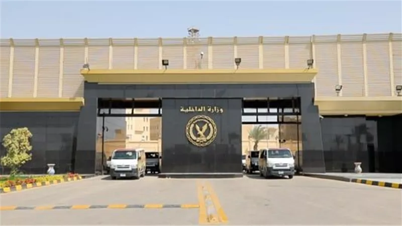 الداخلية ترسم البهجة والسرور على أسر الشهداء وتوزع هدايا الرئيس (فيديو)