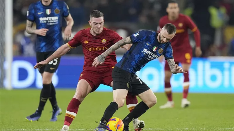 كلاسيكو إيطالي.. ميلان يُواجه روما في ربع نهائي الدوري الأوروبي