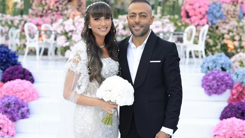 تامر عاشور وزوجته يرقصان على ألحان 