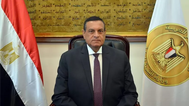 آمنة يتلقي تقريراً من غرفة العمليات حول متابعة الأوضاع بالمحافظات 