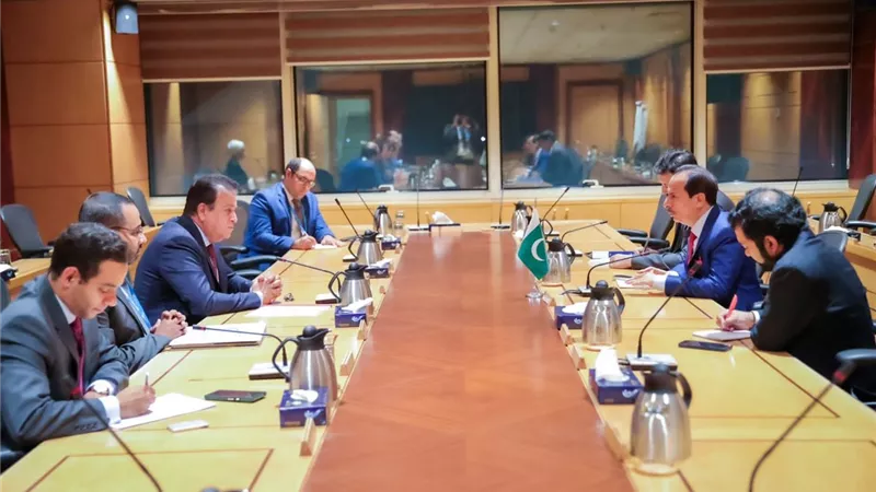 وزير الصحة ونظيره الباكستاني يناقشان تعزيز التعاون بين البلدين في المجال الصحي