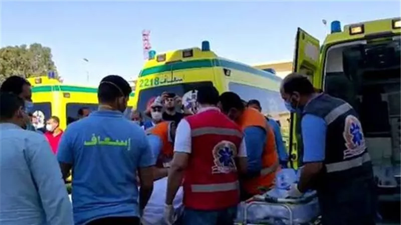 حادث انقلاب دراجة بخارية يصيب 3 أشخاص على طريق السد العالى