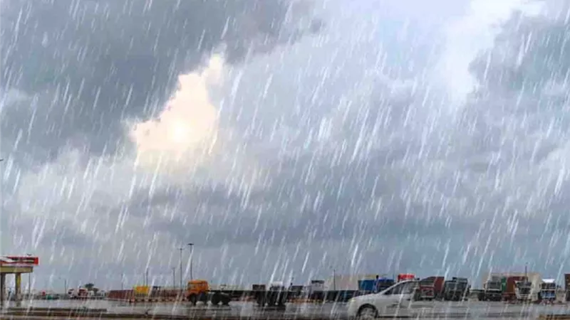 تحذيرات من الأرصاد لتجنب حوادث الطرق أثناء هطول الأمطار