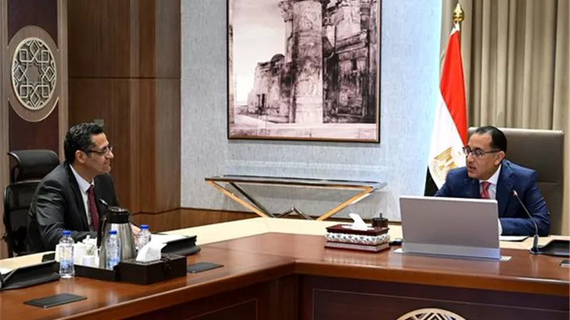 رئيس الوزراء يناقش سبل دعم خدمات الصحفيين وتطوير الصحافة