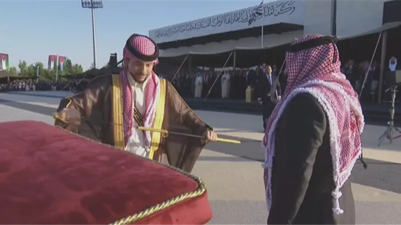 عمره أكثر من 100 عام.. ملك الأردن يهدى ولى العهد سيفاً بمناسبة زفافه