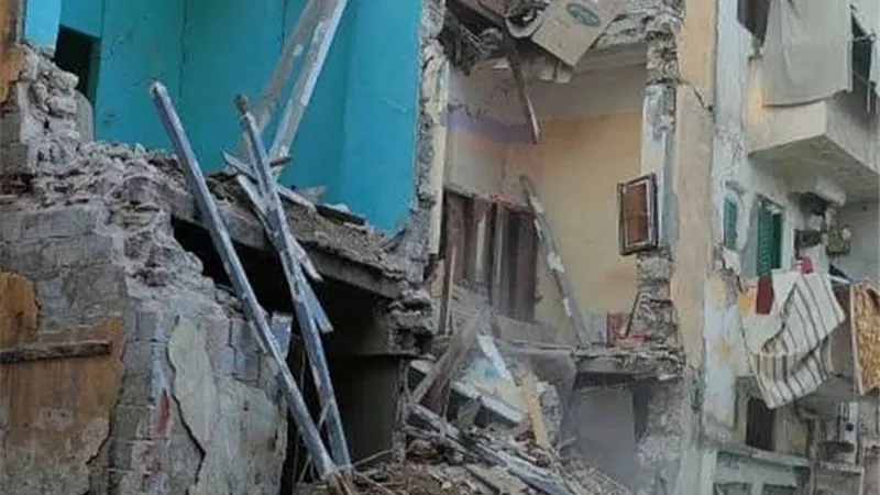 انهيار عقار سكني في حدائق الزيتون والبحث عن عالقين أسفل الانقاض