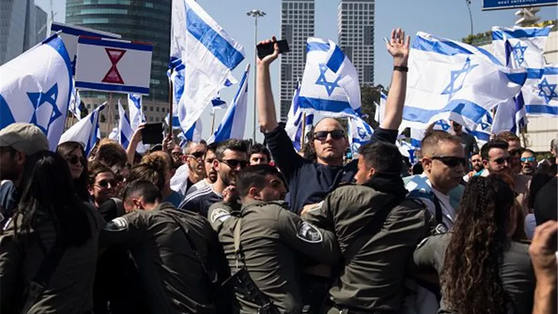 الاحتلال يفض مظاهرة تطالب بصفقة تبادل المحتجزين في تل أبيب