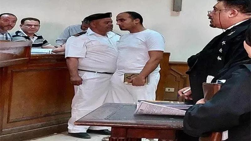 بالأبيض ممسكًا بالمصحف.. الظهور الأول لسائق الأوبر في أولى جلسات 