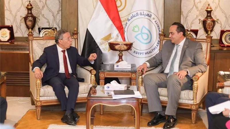 رئيس الرعاية الصحية يستقبل نقيب عام الأطباء الجديد