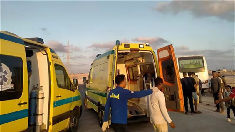سيارة ميكروباص تصطدم بصخور الجبل وتُصيب 4 أشخاص بطريق الفيوم