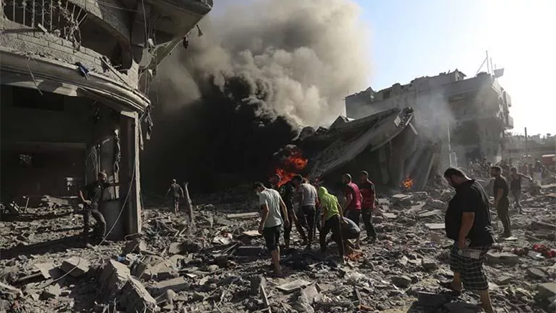 مصادر إعلامية: مخيم المغازي يتعرض لهجوم جوي مروع