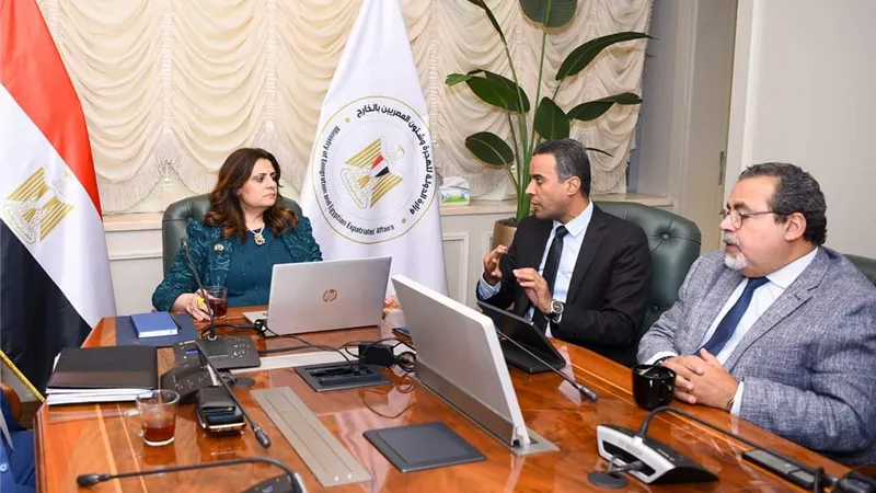 وزيرة الهجرة تعقد اجتماعًا لبحث خطة التطوير المؤسسي والهيكلي للوزارة