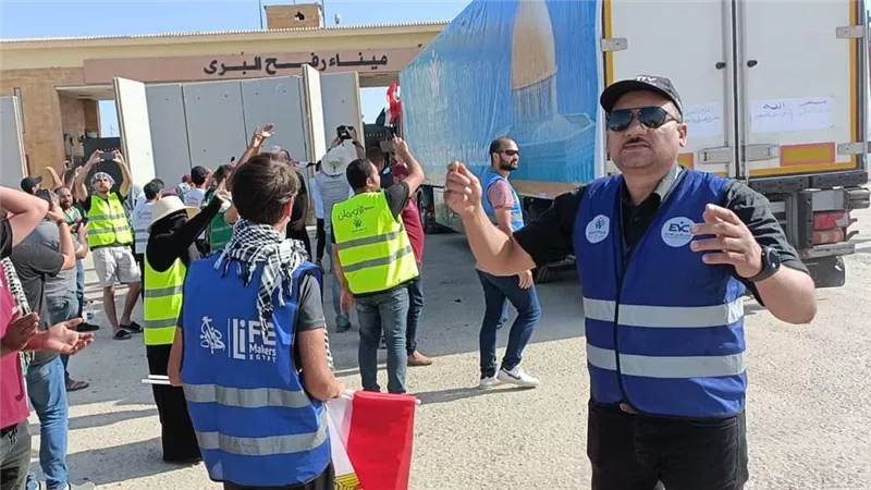 بدء دخول شاحنات المساعدات إلى قطاع غزة من معبر رفح
