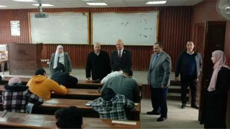 رئيس جامعة بنها يتفقد اللجان لمتابعة أعمال الإمتحانات وانتظام سيرها