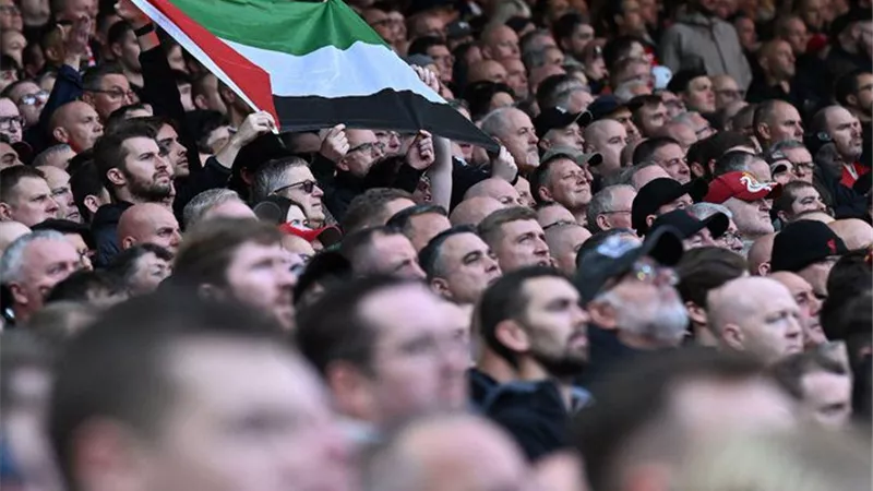 علم فلسطين يزين ملعب 