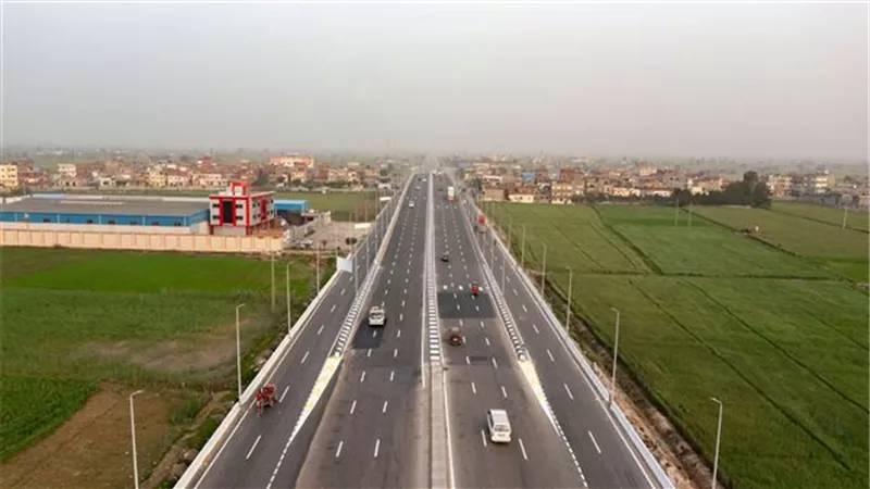 جثة و4 مصابين الحصيلة الأولية لضحايا حادث سقوط كمرة خرسانية من المحور