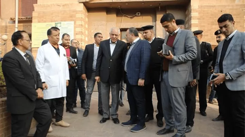 بالصور.. محافظ الجيزة ومدير الأمن يتفقدان موقع سقوط 