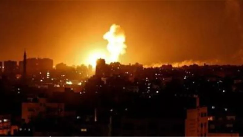 طائرات الاحتلال الصهيوني تقصف مُحيط مستشفى القدس في غزة