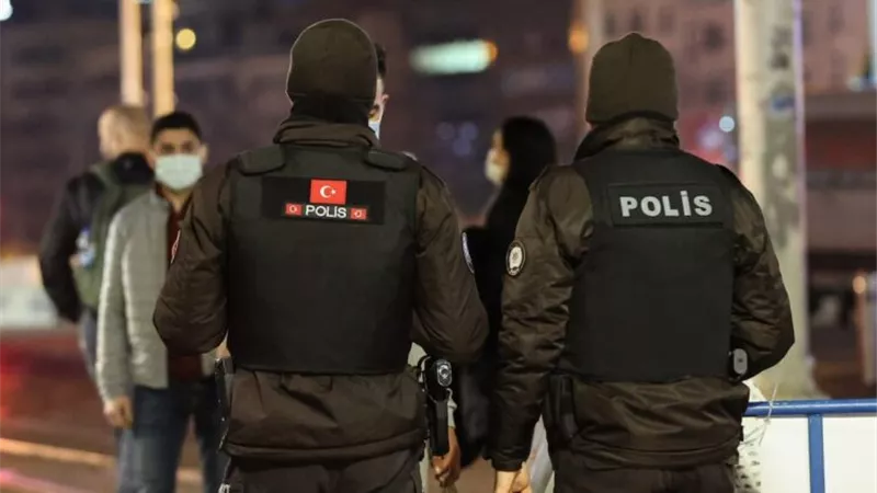 السلطات التركية تُداهم شبكة تجسس دولية وتعتقل 33 مشتبهًا
