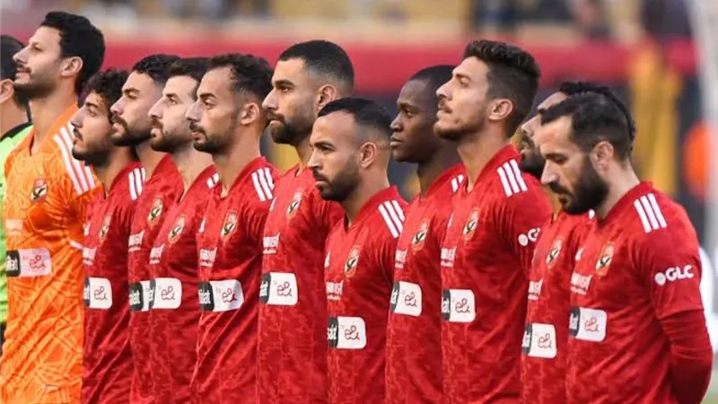 المارد الأحمر يرتدي الزي التقليدي أمام سيمبا